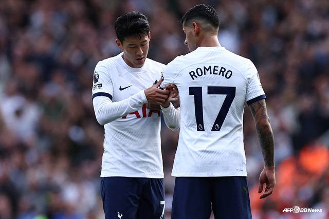 손흥민(왼쪽)과 크리스티안 로메로. /AFPBBNews=뉴스1