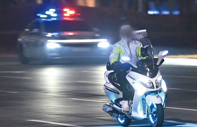 우리 사회는 '제복 입은 공무원'들의 처우를 개선해줄 필요가 있다.[사진｜뉴시스]