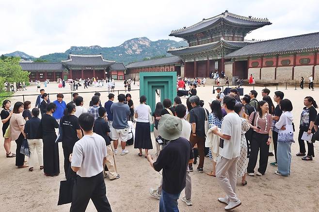이 책은 일상 곳곳에서 경험이 사라지고 있는 우리의 현실을 깊이 있게 탐구한다.[사진 | 연합뉴스]
