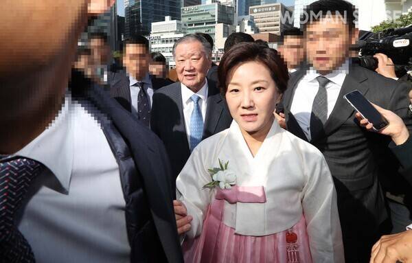 2016년 11월 정성이 이노션 고문이 딸의 결혼식에 참석하기 위해 부친인 정몽구 현대차그룹 명예회장과 함께 결혼식장으로 들어서고 있다.&nbsp; 사진=연합뉴스