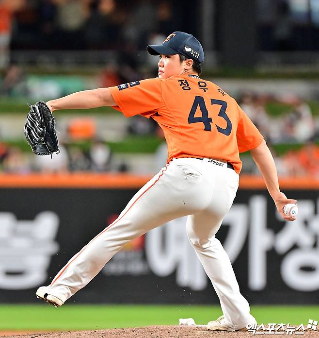 17일 오후 대전 한화생명 볼파크에서 열린 '2025 신한 SOL Bank KBO리그' SSG 랜더스와 한화 이글스의 더블헤더 2차전 경기, 7회초 1사 한화 정우주가 공을 힘차게 던지고 있다. 엑스포츠뉴스DB