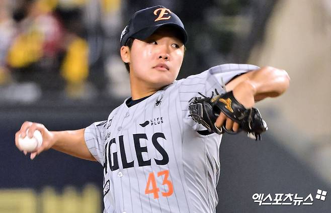 25일 오후 서울 송파구 잠실야구장에서 열린 '2025 신한 SOL Bank KBO리그' 한화 이글스와 LG 트윈스의 경기, 8회말 한화 정우주가 공을 힘차게 던지고 있다. 엑스포츠뉴스DB
