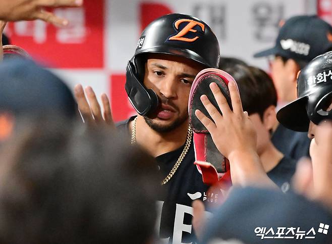 5일 오후 서울 구로구 고척스카이돔에서 열린 '2025 신한 SOL Bank KBO리그' 한화 이글스와 키움 히어로즈의 경기, 9회초 1사 2루 한화 리베라토가 문현빈의 1타점 적시타때 득점에 성공하고 있다. 엑스포츠뉴스DB