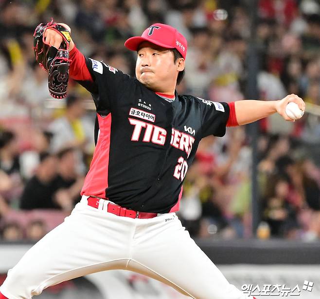 21일 오후 수원KT위즈파크에서 열린 '2025 신한 SOL Bank KBO리그' KIA 타이거즈와 KT 위즈의 경기, 6회말 KIA 이준영이 공을 힘차게 던지고 있다. 엑스포츠뉴스DB