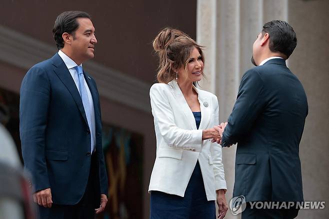6월 25일(현지시간) 온두라스를 찾은 미국 국토안보부 장관(가운데)  [AFP 연합뉴스 자료사진. 재판매 및 DB 금지]