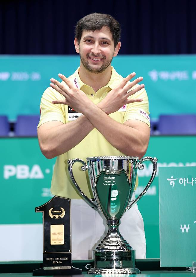 통산 8승의 기쁨을 손가락으로 표현한 마르티네스 [PBA 제공. 재판매 및 DB 금지]