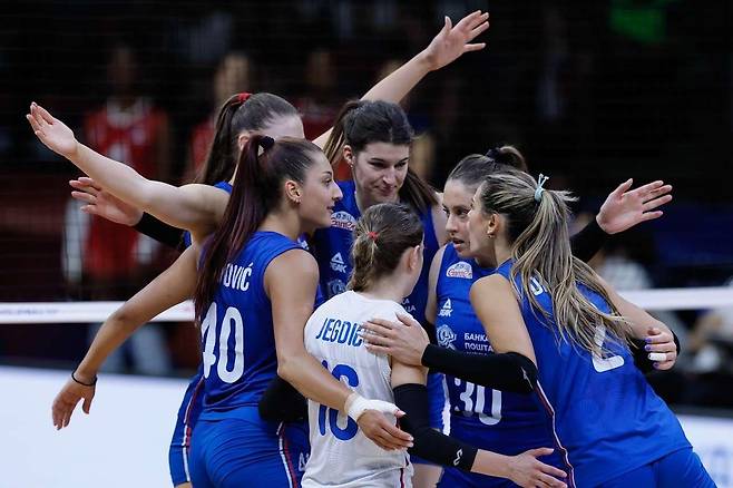 부키리치(중앙 뒤쪽)가 포함된 세르비아 여자배구 대표팀 선수들 [FIVB 홈피 캡처. 재판매 및 DB 금지]