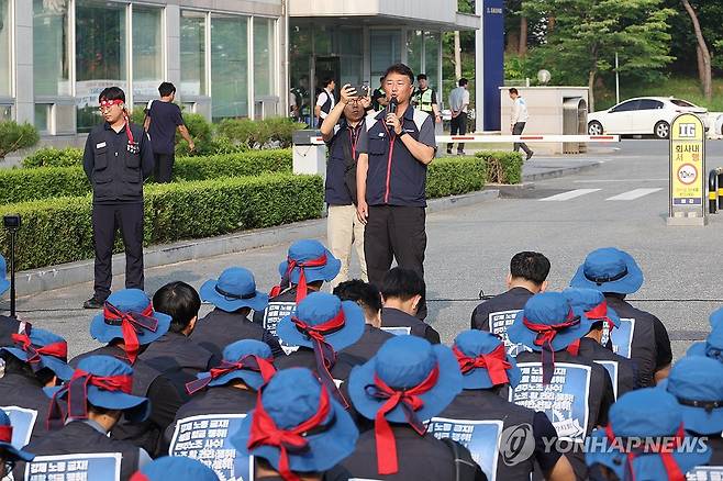 발언하는 양경수 민주노총 위원장 (김제=연합뉴스) 임채두 기자 = 양경수 전국민주노동조합총연맹(민주노총) 위원장이 8일 전북 김제의 ㈜일강 공장에서 전국금속노조 일강지회 조합원들과 만나 발언하고 있다. 2025.7.8 doo@yna.co.kr
