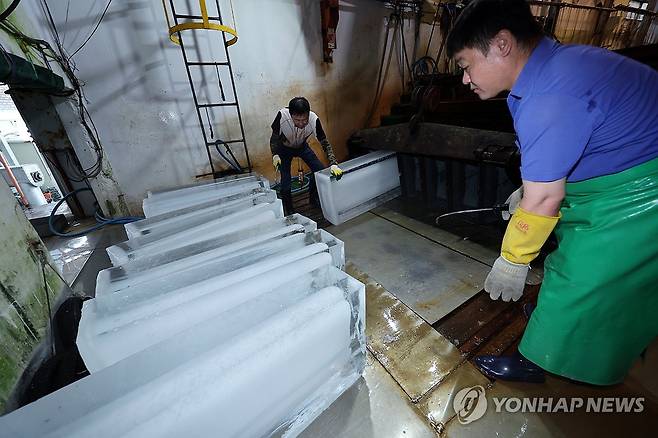 분주한 얼음공장 (담양=연합뉴스) 김혜인 기자 = 연일 폭염 특보가 이어진 8일 오전 전남 담양군 봉산면 한 얼음공장에서 작업자들이 얼음을 옮기고 있다. 2025.7.8 in@yna.co.kr