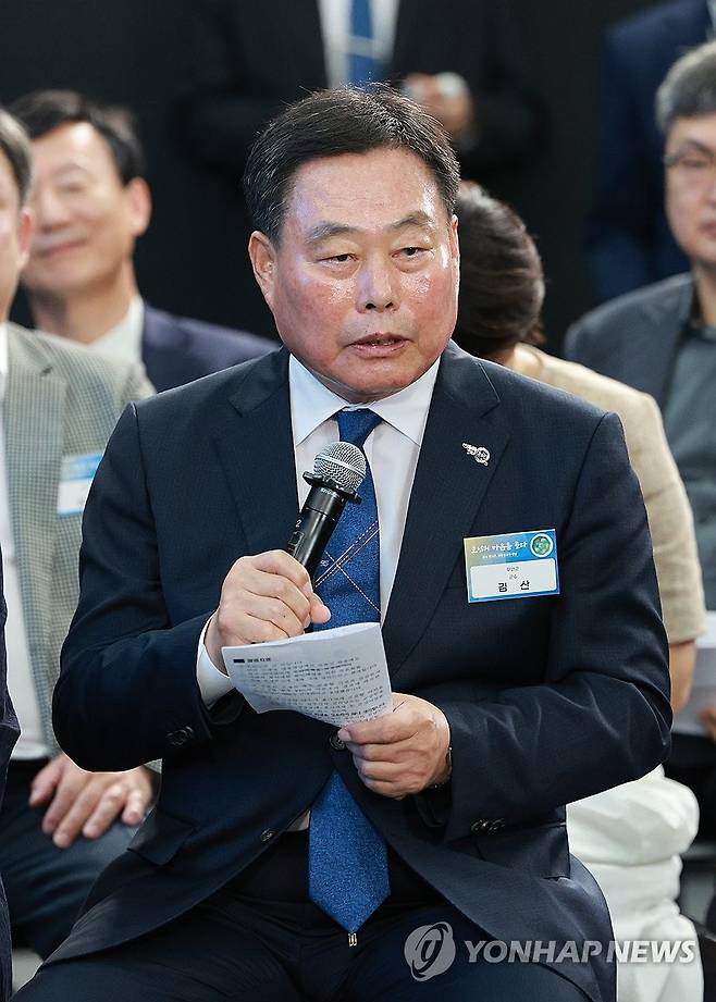 발언하는 김산 무안군수 (광주=연합뉴스) 홍해인 기자 = 김산 전남 무안군수가 25일 광주광역시 국립아시아문화전당에서 열린 '광주시민·전남도민 타운홀미팅'에서 발언하고 있다. 2025.6.25 [대통령실통신사진기자단] hihong@yna.co.kr