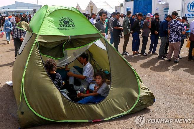 이란 아프가니스탄 난민 (이슬람 칼라·AFP=연합뉴스) 5일(현지시간) 이란-아프가니스탄 국경에 도착한 아프가니스탄 난민들. 2025.07.08