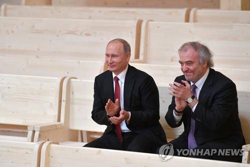 푸틴과 게르기예프 (상트페테르부르크 EPA=연합뉴스 자료사진) 2017년 6월 3일 러시아 상트페테르부르크 근교 레피노에 새로 지어진 마린스키 극장의 콘서트홀을 방문한 블라디미르 푸틴(왼쪽) 러시아 대통령과 이 극장 음악감독 겸 총감독 발레리 게르기예프(오른쪽)가 박수를 치고 있다. [다음 크레딧 표시 필수] (EPA/ALEXEI DRUZHININ/SPUTNIK/KREMLIN POOL / POOL MANDATORY CREDIT) 2025.7.8.