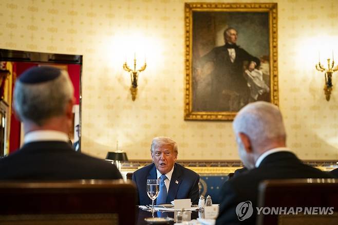 네타냐후 총리와 만찬 중인 트럼프 대통령 [EPA=연합뉴스 자료사진. 재판매 및 DB 금지]