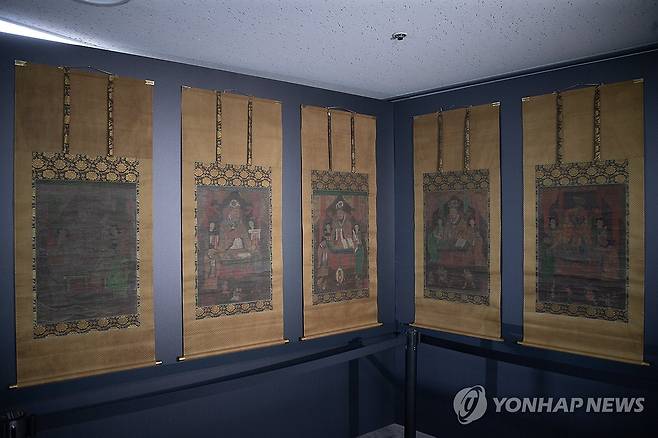 일본서 환수한 조선 불화 '시왕도' (서울=연합뉴스) 류효림 기자 = 8일 서울 종로구 국립고궁박물관에서 열린 '불교미술의 진수' 고려 사경과 조선 불화의 귀환' 일본 환수 문화재 언론 공개 행사에서 시왕도가 공개되고 있다. 2025.7.8 ryousanta@yna.co.kr