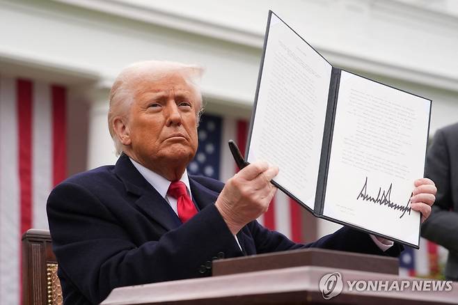 4월2일 상호관세 행정명령 서명한 트럼프 [AFP=연합뉴스 자료사진. 재판매 및 DB 금지]