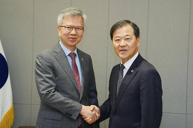 악수하는 이형훈 복지부 2차관(오른쪽)과 김택우 의협 회장 [대한의사협회 제공]