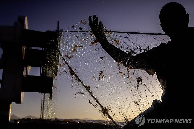 어망으로 조업하는 어민  [EPA=연합뉴스 자료사진. 기사 내용과 직접적 관련 없음]