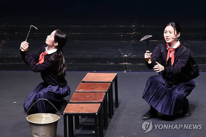 우리가 처음 만나는 북한 청년들의 삶 (서울=연합뉴스) 진연수 기자 = 8일 오후 서울 중구 CKL스테이지에서 열린 뮤지컬 '은경' 프레스콜에서 배우 신선주와 우현이가 주요 장면을 시연하고 있다. 2025.7.8 jin90@yna.co.kr