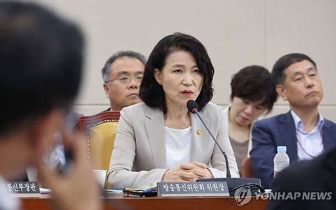 질의 답변하는 이진숙 방통위원장 (서울=연합뉴스) 김주형 기자 = 지난 7일 서울 여의도 국회에서 열린 과학기술정보통신위원회 전체회의에서 이진숙 방통위원장이 질의에 답변하고 있다. kjhpress@yna.co.kr