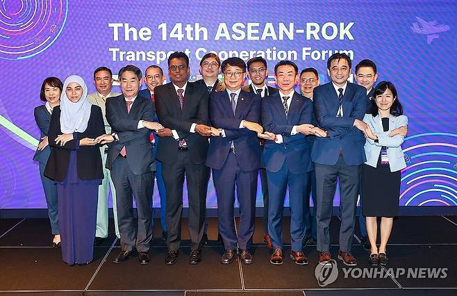 한-아세안 교통협력포럼 (서울=연합뉴스) 서대연 기자 = 박상우 국토교통부 장관(앞줄 왼쪽 네번째)이 9일 오전 서울 중구 르메르디앙 서울 명동에서 열린 제14차 한-아세안(ASEAN·동남아시아국가연합) 교통협력포럼에서 한문희 한국철도공사 사장(앞줄 오른쪽 세번째), 김재신 한-아세안센터장(앞줄 왼쪽 두번째), 자나 산티란 무니아얀 말레이시아 교통부 사무차관(앞줄 왼쪽 세번째) 등 참석자들과 기념촬영을 하고 있다. 2024.7.9 dwise@yna.co.kr