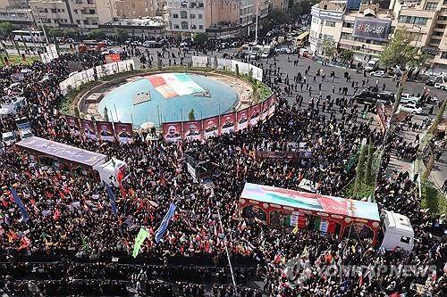 6월 28일(현지시간) 테헤란에서 열린 이란 군 장성·핵 과학자 장례식 [AFP 연합뉴스 자료사진. 재판매 및 DB 금지]