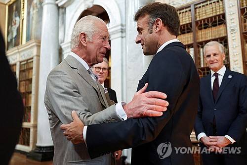 찰스 3세 영국 국왕과 마크롱 프랑스 대통령 [로이터 연합뉴스 자료사진. 재판매 및 DB 금지]