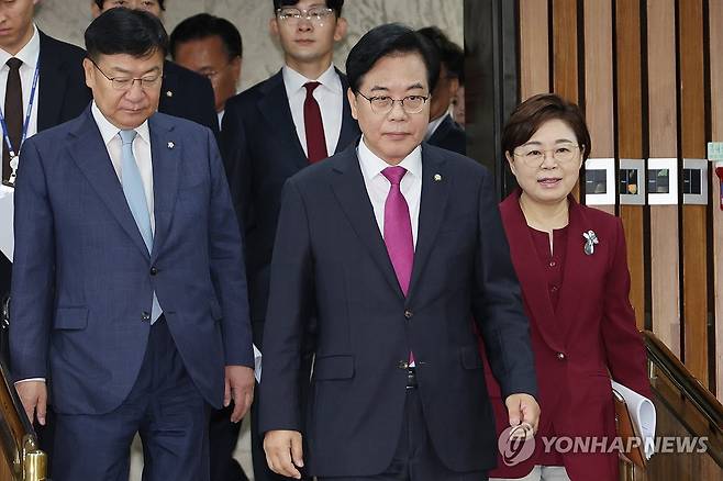 원내대책회의 참석하는 송언석 비대위원장 (서울=연합뉴스) 김주성 기자 = 국민의힘 송언석 비대위원장 겸 원내대표와 김정재 정책위의장(오른쪽), 정점식 사무총장(왼쪽)이 8일 서울 여의도 국회에서 열린 원내대책회의에 참석하고 있다. 2025.7.8 utzza@yna.co.kr