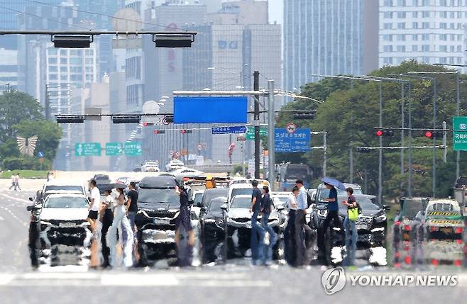 끓는 여의대로 (서울=연합뉴스) 류영석 기자 = 8일 폭염 경보가 발효 중인 서울 여의도 여의대로에 아지랑이가 피어오르고 있다. 2025.7.8 ondol@yna.co.kr