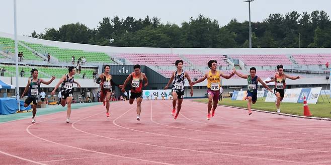 김정윤, 남자 대학부 100ｍ 우승 (서울=연합뉴스) 김정윤(오른쪽 세 번째)이 8일 전북 익산종합경기장에서 열린 백제왕도 2025 전국육상경기대회 남자 대학부 100ｍ 결선에서 가장 먼저 결승선을 통과하고 있다. [대한육상연맹 제공. 재판매 및 DB금지]