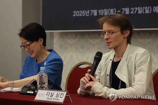 인사말 하는 다닐 심킨 발레리노 (서울=연합뉴스) 류효림 기자 = 발레리노 다닐 심킨이 8일 서울 광진구 유니버설아트센터에서 열린 2025 예술의전당&유니버설발레단 '백조의 호수' 기자간담회에서 인사말을 하고 있다. 2025.7.8 ryousanta@yna.co.kr
