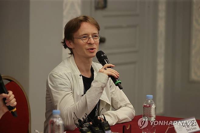 인사말 하는 다닐 심킨 발레리노 (서울=연합뉴스) 류효림 기자 = 발레리노 다닐 심킨이 8일 서울 광진구 유니버설아트센터에서 열린 2025 예술의전당&유니버설발레단 '백조의 호수' 기자간담회에서 인사말을 하고 있다. 2025.7.8 ryousanta@yna.co.kr