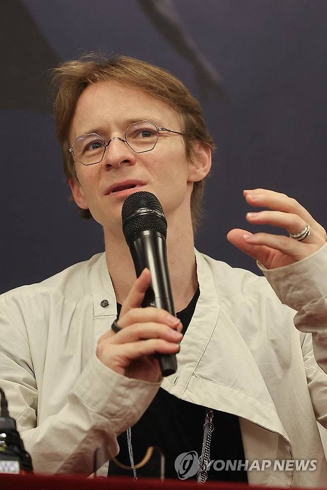 국내 첫 전막공연 앞둔 다닐 심킨 (서울=연합뉴스) 류효림 기자 = 발레리노 다닐 심킨이 8일 서울 광진구 유니버설아트센터에서 열린 2025 예술의전당&유니버설발레단 '백조의 호수' 기자간담회에서 인사말을 하고 있다. 2025.7.8 ryousanta@yna.co.kr