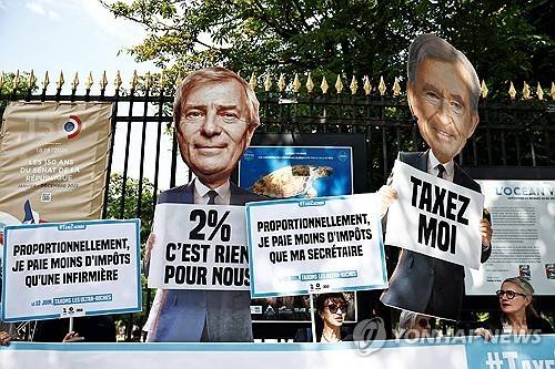 LVMH 아르노 회장 등 억만장자에게 2% 최저 세율을 도입하라고 촉구하는 시위 [로이터 연합뉴스 자료사진. 재판매 및 DB 금지]