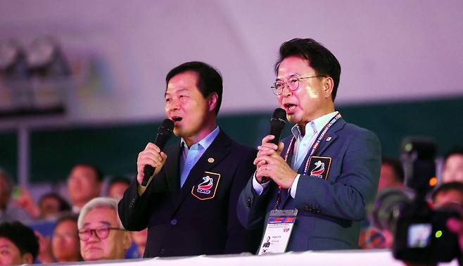 양진방 대한태권도협회장(왼쪽)과 육동한 춘천시장 개막선언 [촬영 이상학]