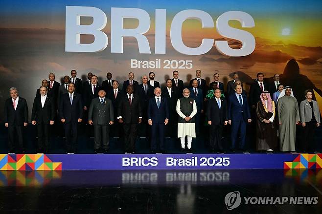 2025 브릭스 정상회의 (리두데자네이루 AFP=연합뉴스) 7일 브라질 리우데자네이루에서 열린 브릭스 정상회의에서 회원국, 파트너국, 대외 협력국 정상들이 기념사진을 촬영하고 있다. 2025.7.7. photo@yna.co.kr