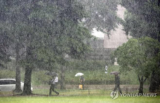 퇴근길 폭우 (서울=연합뉴스) 박동주 기자 = 서울 서남권에 호우주의보가 발효된 8일 서울 영등포구 여의도 국회에서 시민들이 우산을 쓰고 있다. 2025.7.8 pdj6635@yna.co.kr