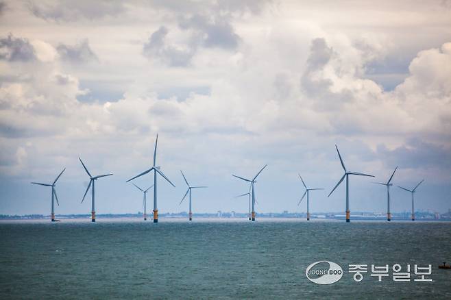 영국 리버풀 해안의 버보뱅크 해상풍력 발전단지 전경=오스테드