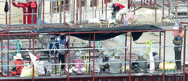 건설현장에서 건설노동자들이 햇빛을 피해 쉬고 있다. 사진=중부포토DB