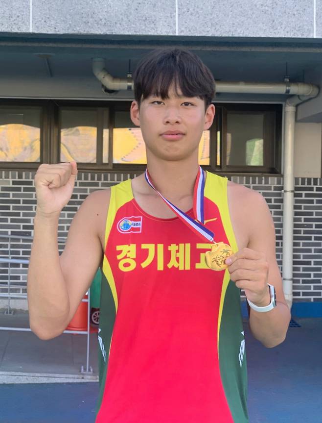 　남고부 장대높이뛰기서 4m70의 대회신기록으로 우승한 박재연(경기체고)이 시상식후 기념촬영을 하고 있다. 사진=경기체육고등학교