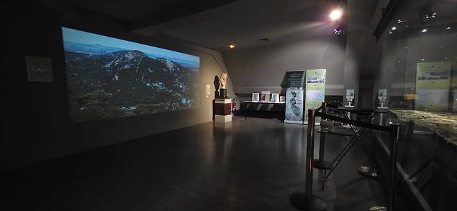 경기문화재단이 9일부터 13일까지(현지시간) 프랑스 파리 앵발리드 내 입체모형박물관에서 특별전 '한양의 수도성곽 : 한양도성-북한산성-탕춘대성'을 개최한다. 사진은 전시장 전경.