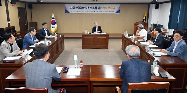 여론조사전문기관 메타서치지속가능미래연구원이 9일 오후 2시 대전 중구 오류동 중도일보 대회의실에서 개최한 사회 양극화와 갈등 해소를 위한 정책토론회에서 참석자들이 토론을 벌이고 있다. 사진=이성희 기자