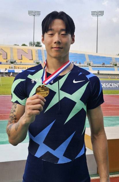 광주광역시청 이재성이 지난 8일 전북 익산종합경기장에서 열린 ‘백제왕도 익산 2025 전국육상경기대회’ 남자 200m 결승에서 대회신기록으로 금메달을 차지한 뒤 포즈를 취하고 있다. 광주시청 육상팀 제공