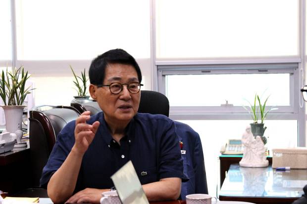 더불어민주당 박지원 의원이 9일 자신의 국회 사무실에서 대선 이후 지내온 일정과 소회를 설명하고 있다. <박지원 의원실 제공>