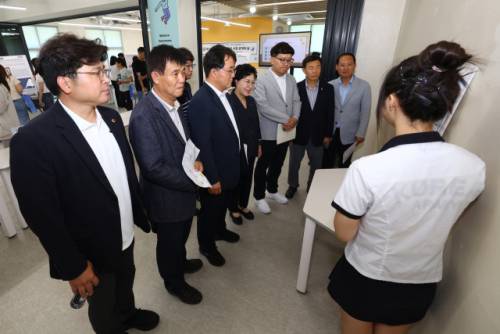 ◇강원도의회 교육위원회(위원장:이영욱)가 9일 경기 죽산중고교(교장:유광종)를 방문해 IB 교육과정 공개수업을 참관했다.