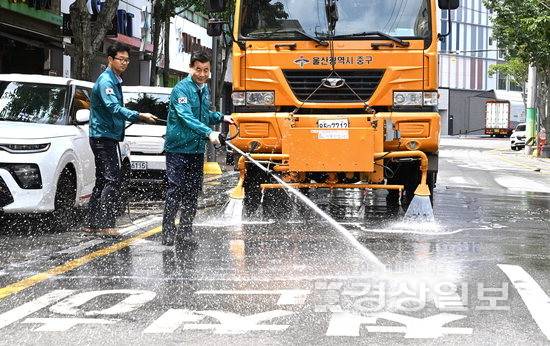 ▲ 연일 계속되는 폭염속에 김영길 울산 중구청장과 공무원들이 8일 중구 도심 시가지 일원에서 살수차를 동원해 도로에 물을 뿌리고 있다. 김도현기자