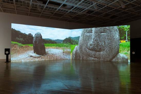 이끼바위쿠르르 作 '거꾸로 사는 돌'.