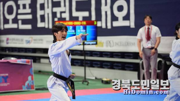 지난 5일 부산광역시 기장실내체육관에서 진행된 '2025 김운용컵 국제오픈태권도대회'에 참가한 신천지 태권도 대표팀 임원택 선수가 품새 경기에서 고려품새를 시연하고 있다. 사진=신천지예수교회 제공