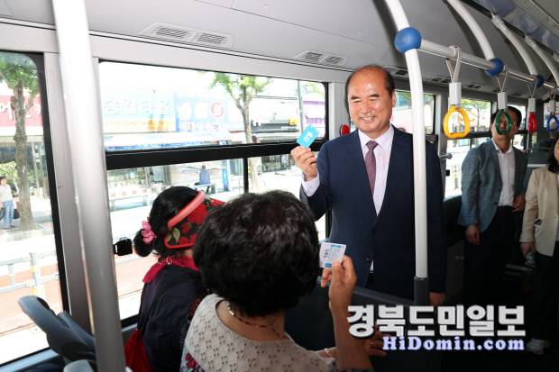 강영석 상주시장은 2일 민선 8기 취임 3주년을 맞아 '시내버스 전면 무료화'의 성공적인 출발을 기념하는 시승행사에 참석해 버스전용 카드를 들고 있다. 사진=상주시 제공