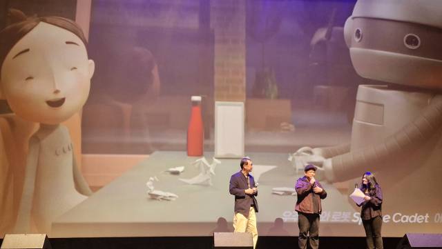 8일 오후 부산 해운대구 영화의전당에서 열린 제20회 부산국제어린이청소년영화제 개막식에서 개막작 '우주소녀와 로봇' 에릭 산(가운데) 감독이 영화 장면을 배경으로 작품설명을 하고 있다. 왼쪽은 이상용 BIKY 수석 프로그래머. 김희돈 기자