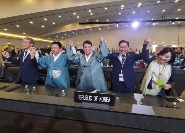 부산시는 내년에 열리는 유네스코 세계유산위원회 개최에 도전 중이다. 유치에 성공하면 국내 첫 세계유산위원회 개최 도시가 된다. 사진은 2023년 사우디아라비아 리야드에서 열린 회의에서 가야고분군의 세계유산 등재가 확정되자 우리나라 관계자들이 기뻐하는 모습. 연합뉴스